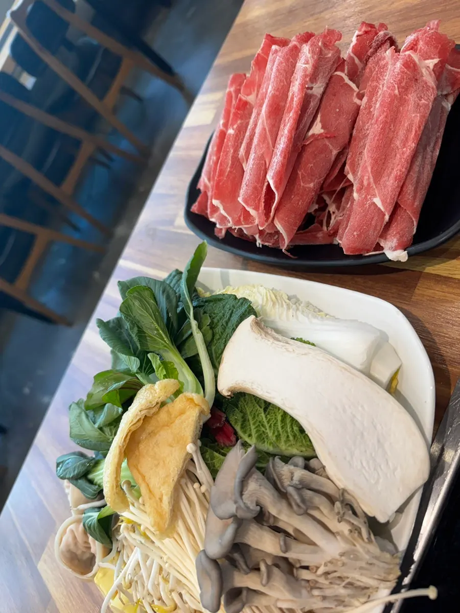 푸짐하게 차려진 고기와 야채 접시