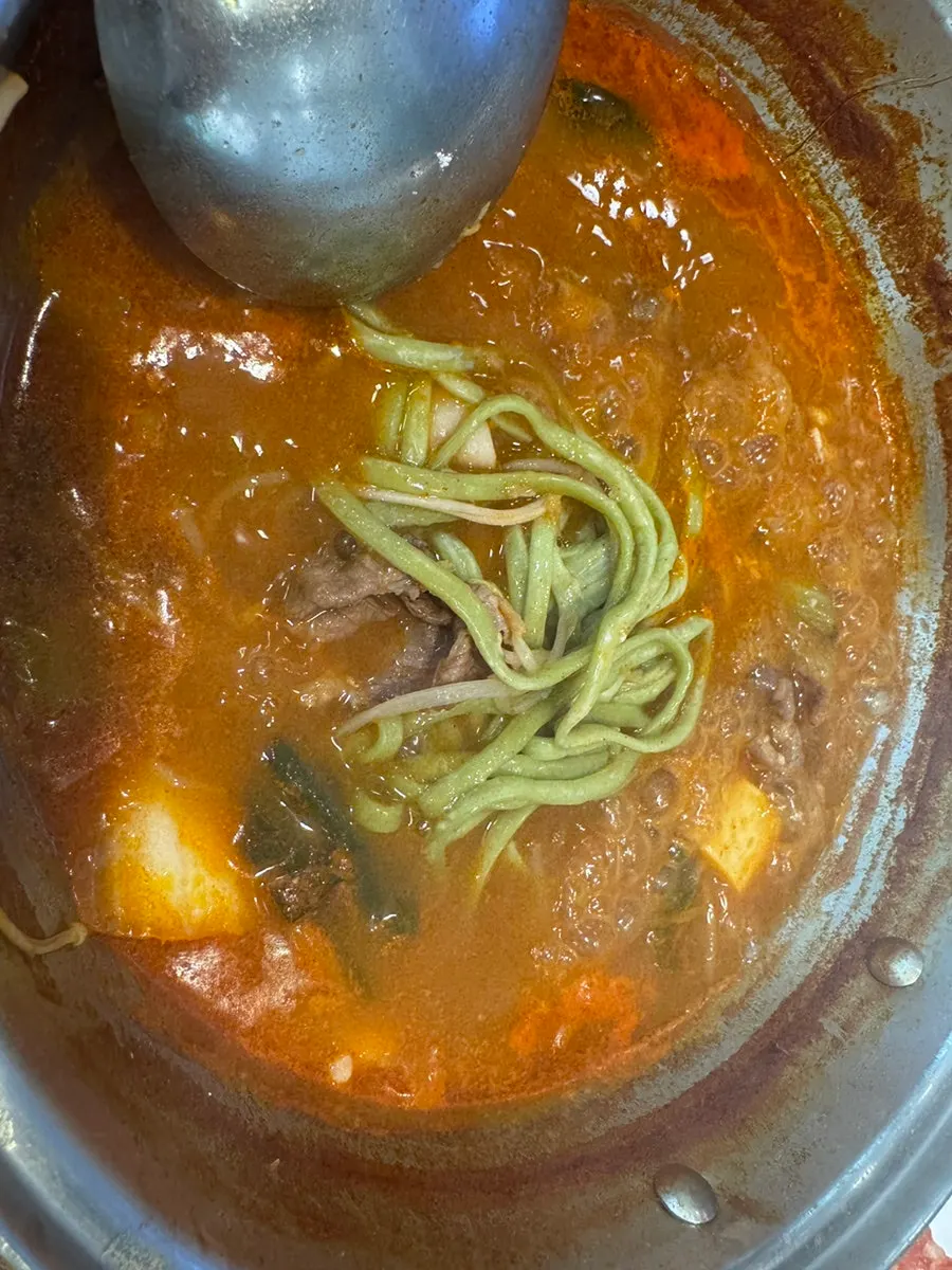 진해진 육수에 끓인 샤브샤브 칼국수
