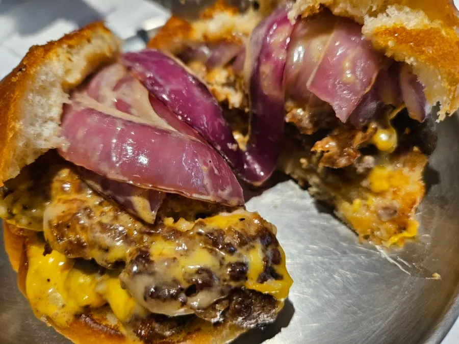 더블치즈버거 패티와 치즈 단면