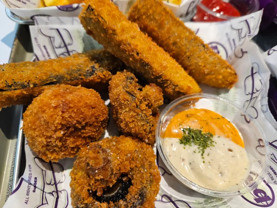 체다 치즈를 듬뿍 올린 치즈 프라이즈
