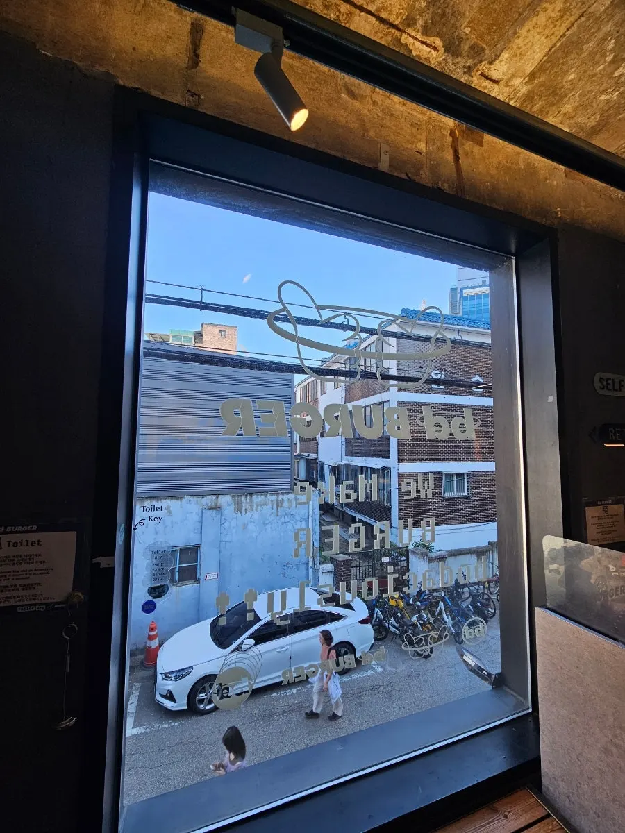오른쪽으로 꺾인 매장 통로