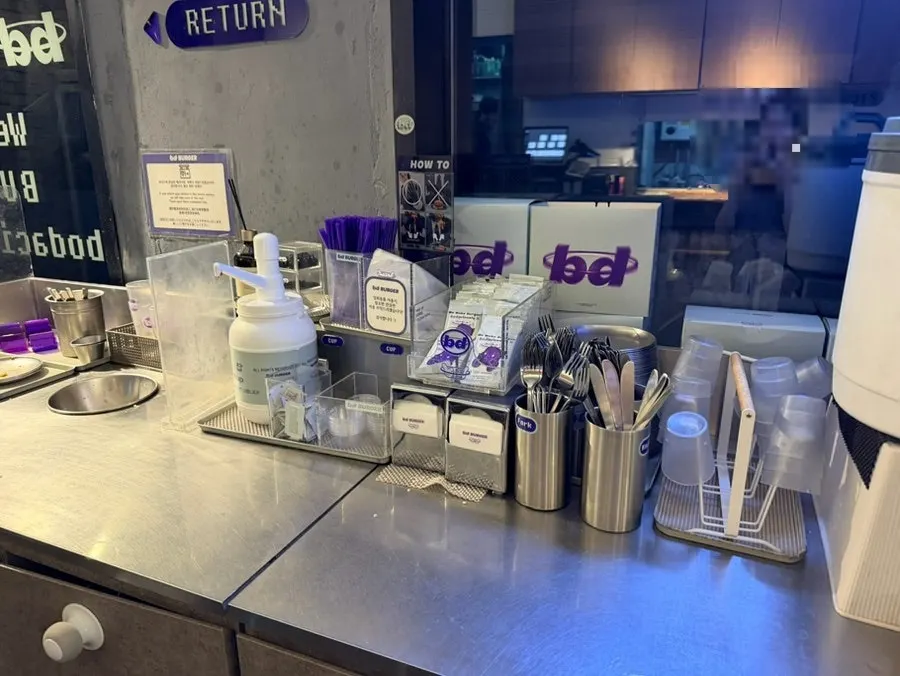 Self-service zone with wet wipes, disposable gloves and cutlery