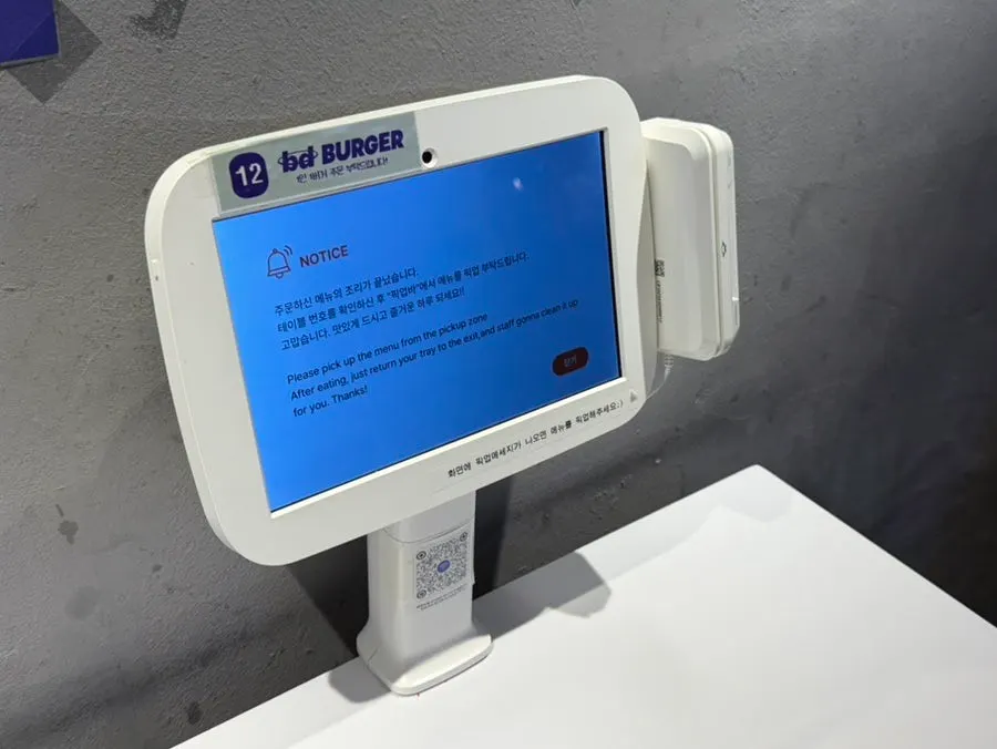Table kiosk waiting for the pickup alert after ordering