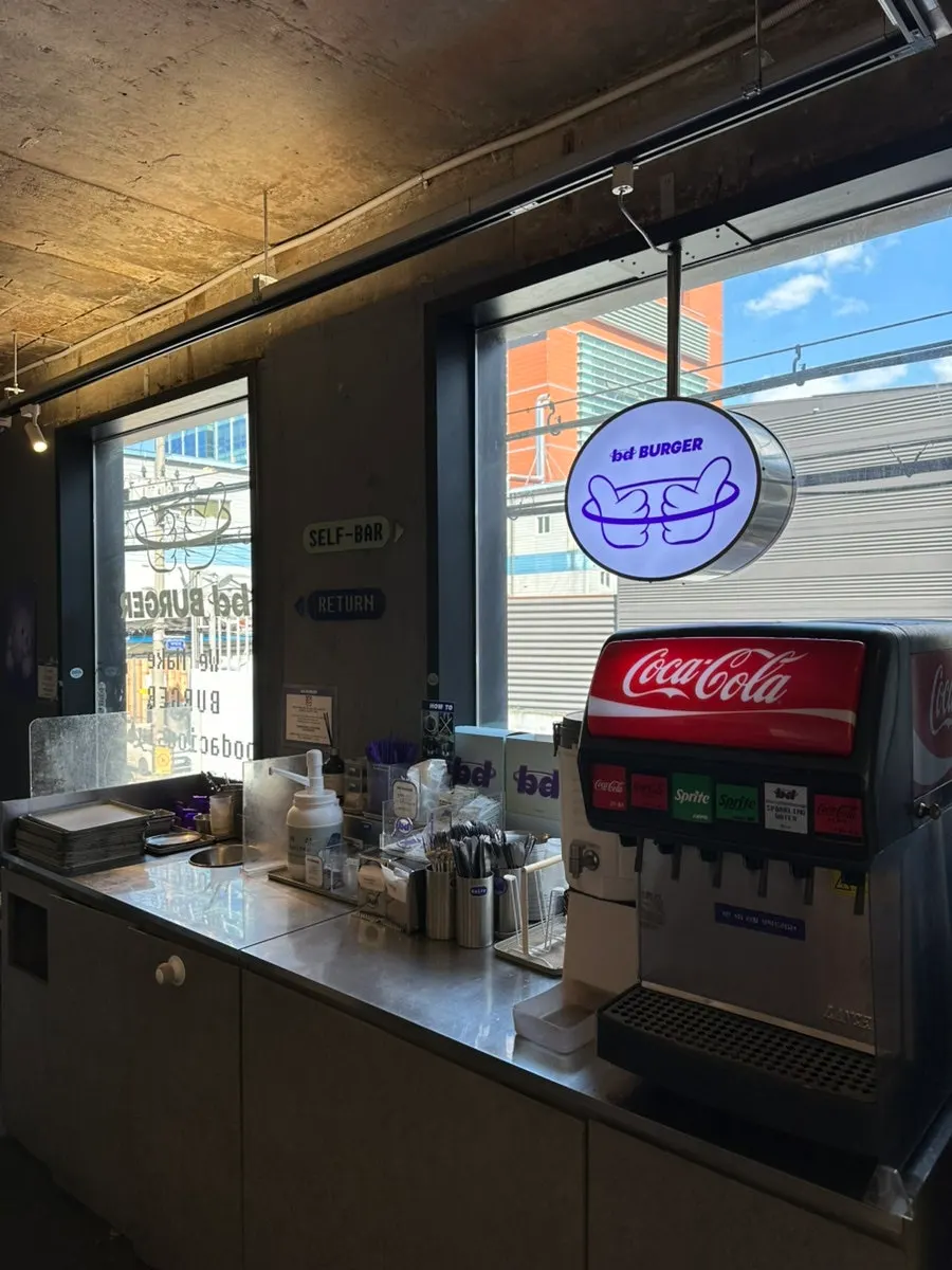 A seat suited for solo dining at bd Burger Seongsu