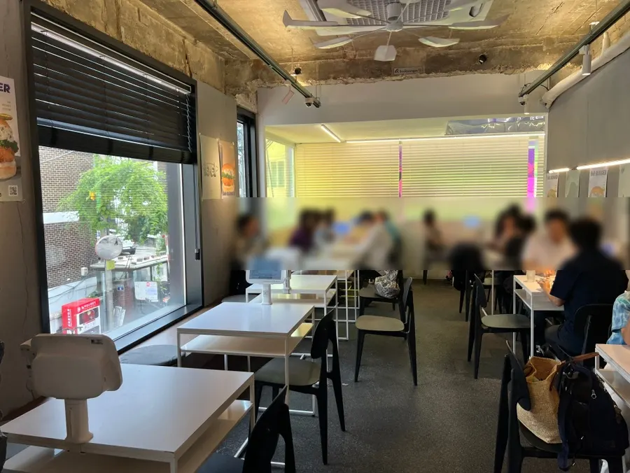 2인석과 4인석 위주의 bd버거 성수 내부 좌석