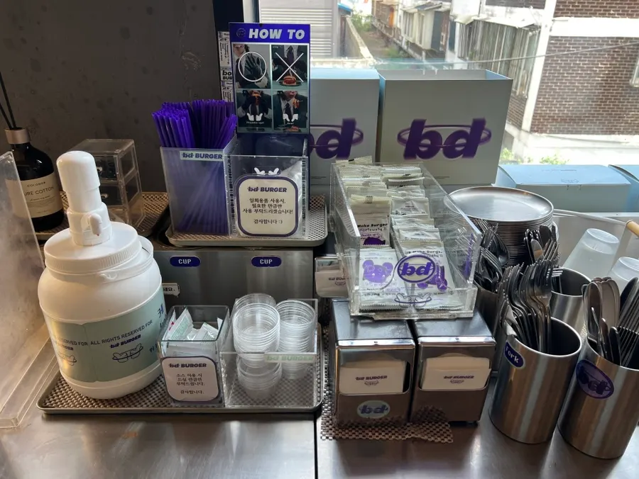 식기와 냅킨이 놓인 bd버거 성수 셀프바