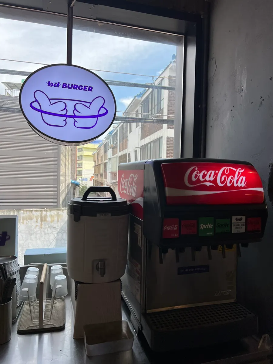 bd버거 성수 음료 디스펜서와 물