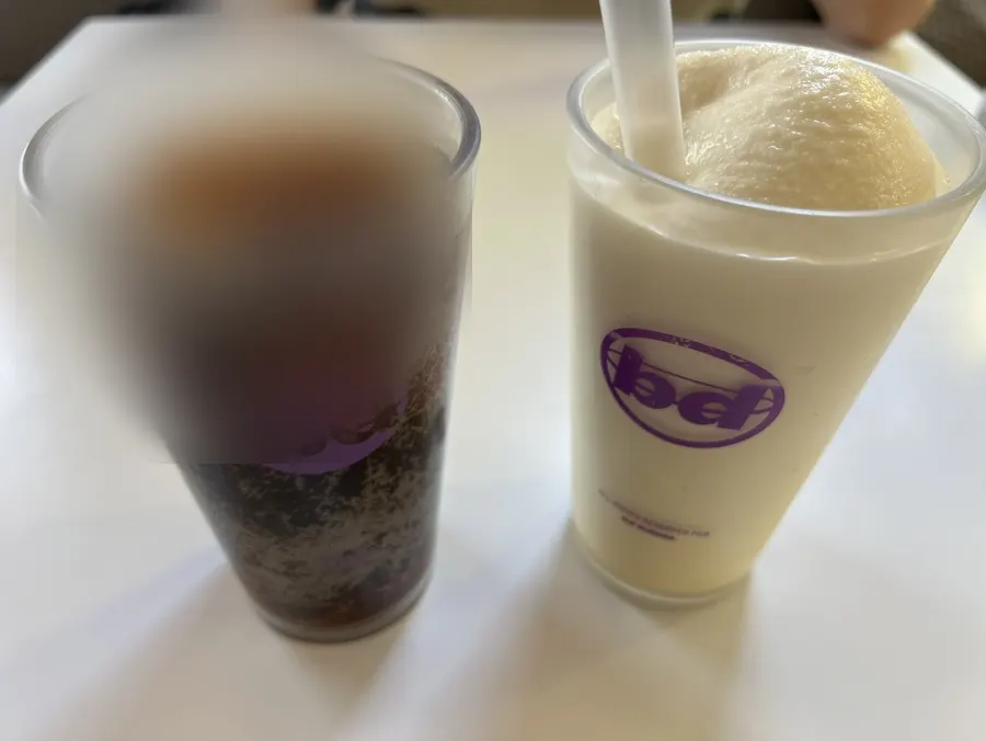 버거와 프라이, 음료로 구성된 세트 상차림