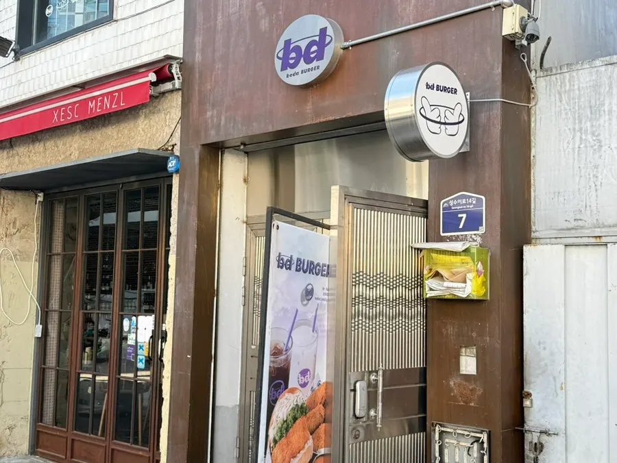 2nd-floor entrance of bd Burger Seongsu on Seongsuiro 14-gil