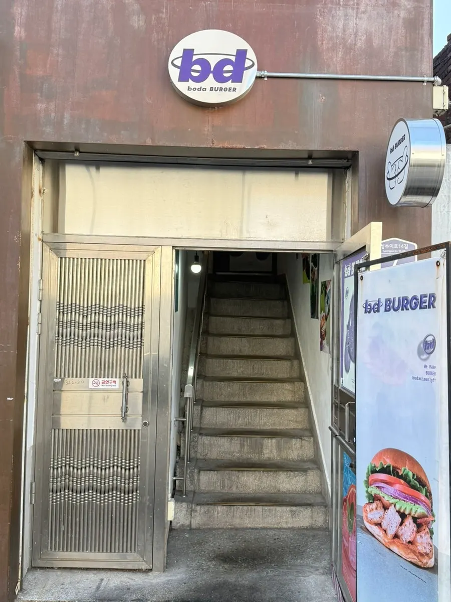 Ground-floor sign for bd Burger Seongsu