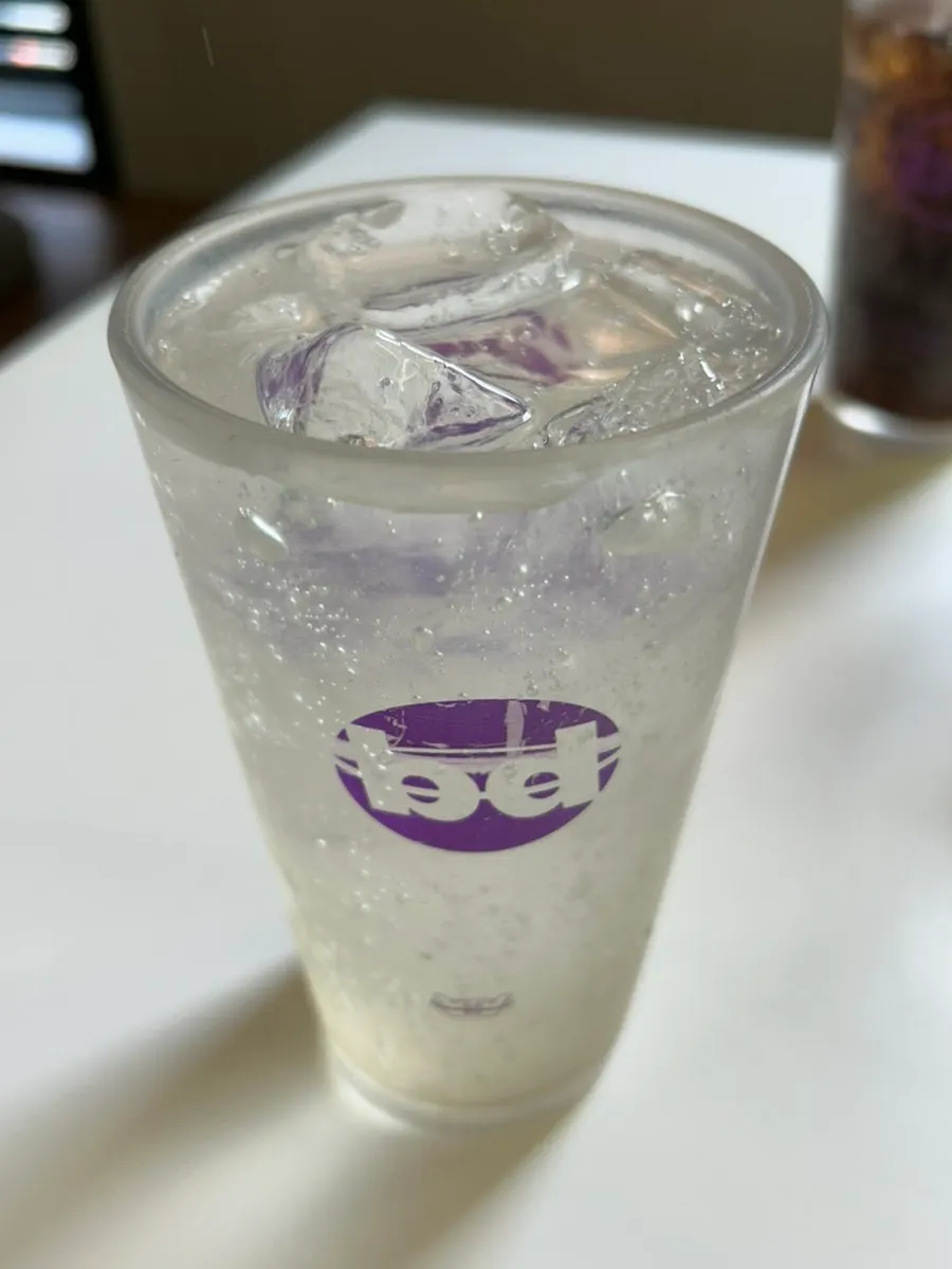먼저 서빙된 밀크셰이크와 제로콜라
