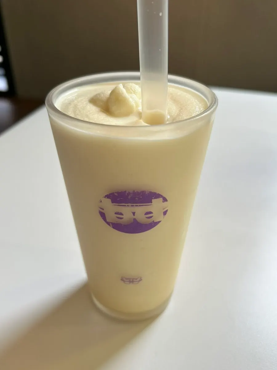 테이블에 놓인 밀크셰이크