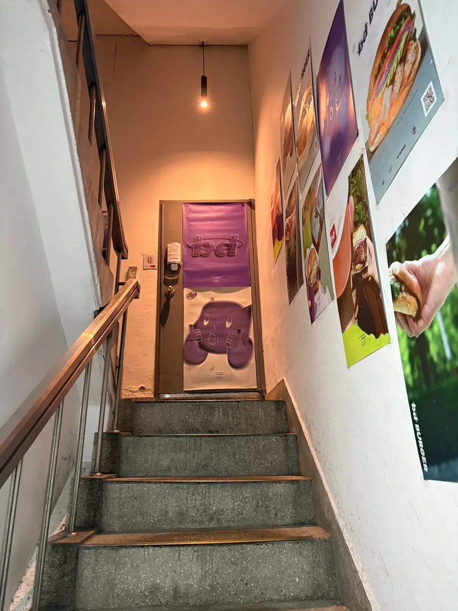 Entrance leading up to the 2nd floor of bd Burger Seongsu