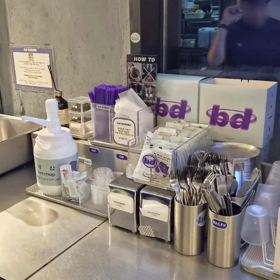 bd Burger Seongsu's self-bar with disposable gloves and cutlery