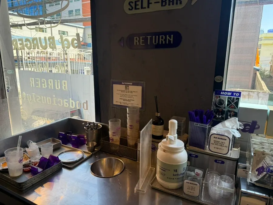 Bussing station and self-serve supplies at bd Burger Seongsu