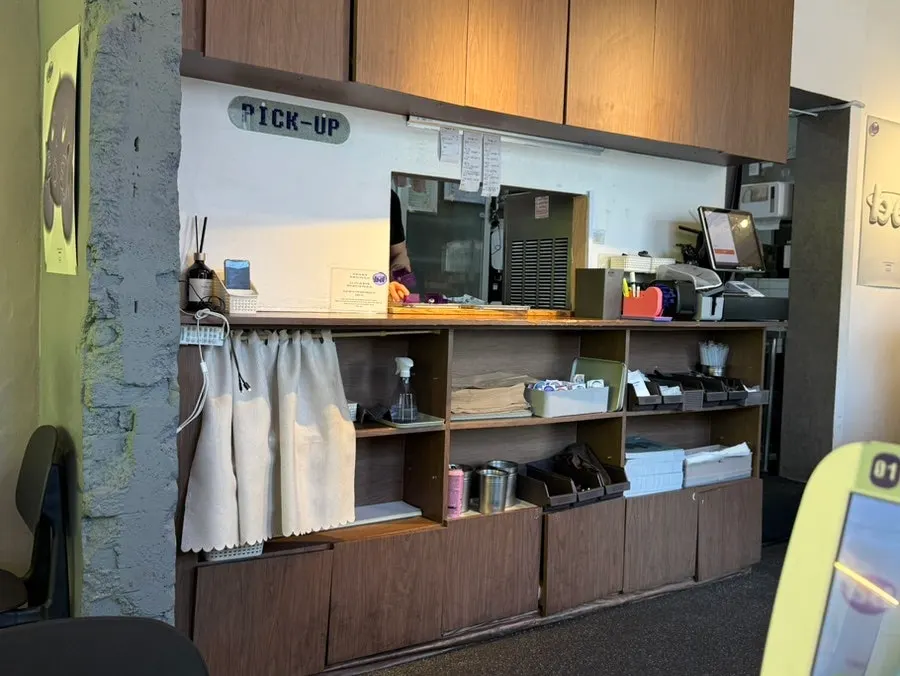 Food pickup counter at bd Burger Seongsu