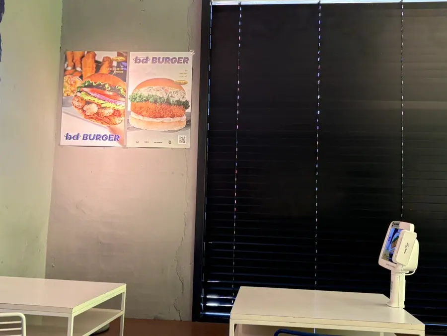 Counter taking takeout orders at bd Burger Seongsu