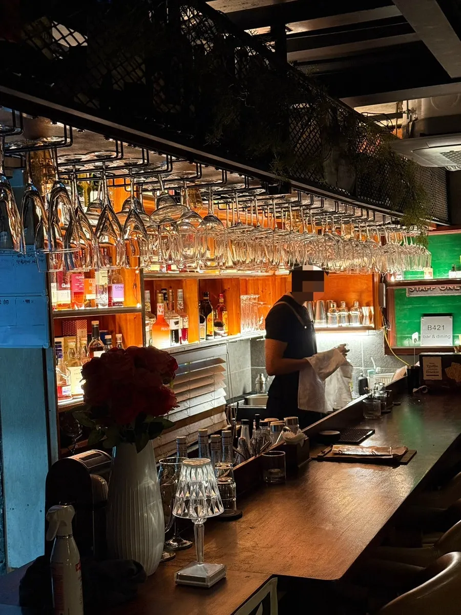 Entrance and exterior of B421, a wine bar near Sukdaeipgu Station