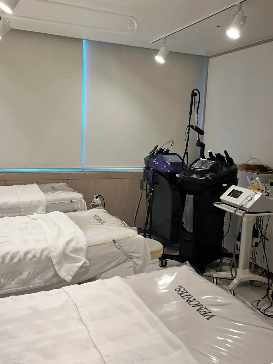 Treatment bed and props in the esthetic room