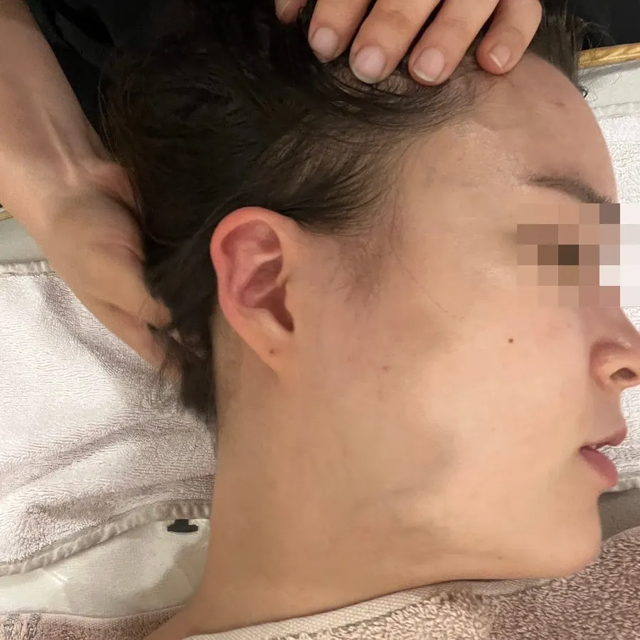 Contour care releasing the décolleté and facial muscles