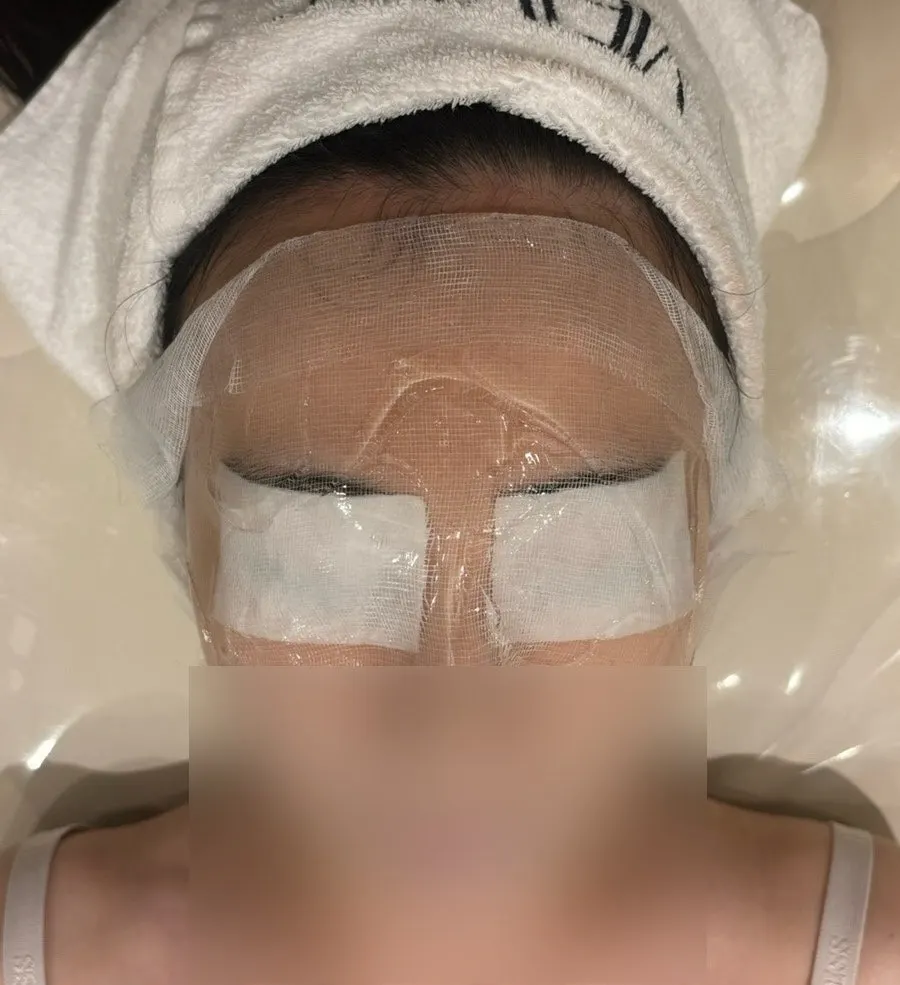 Aroma oil treatment tailored to congested, bumpy skin