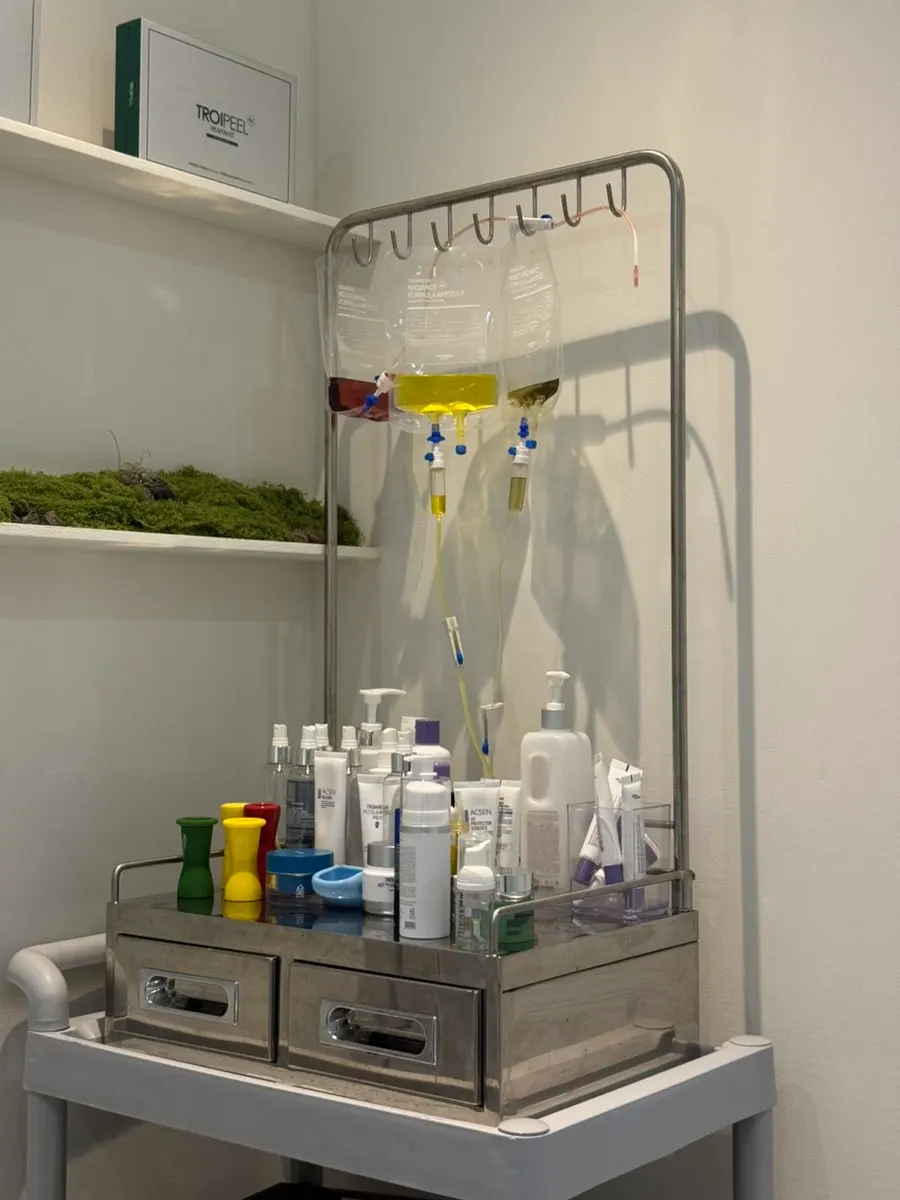 Tidy treatment bed and product cart