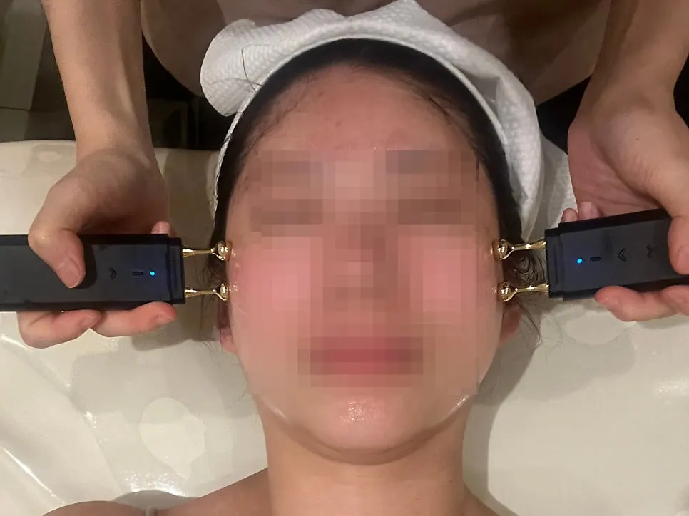 Ampoule being pushed into the skin with LDM water-drop lifting