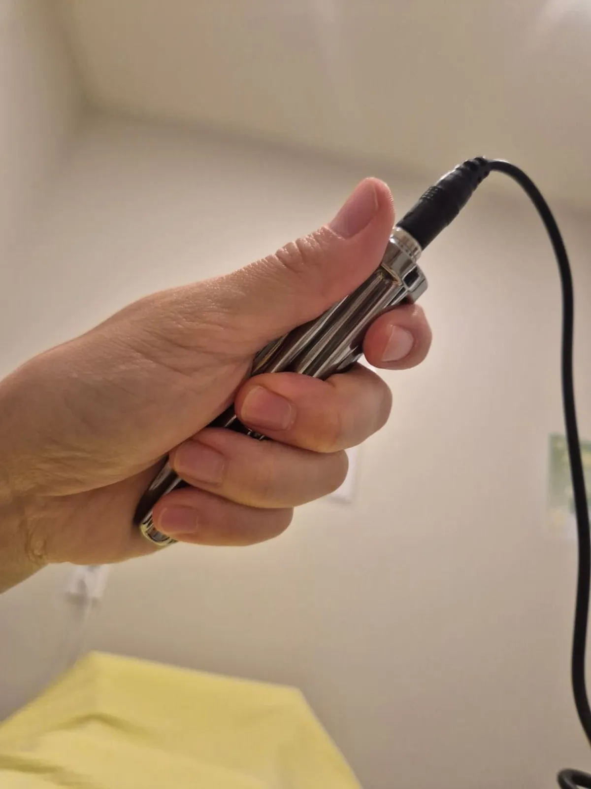Using the head-and-neck care device at Beautae Esthetic