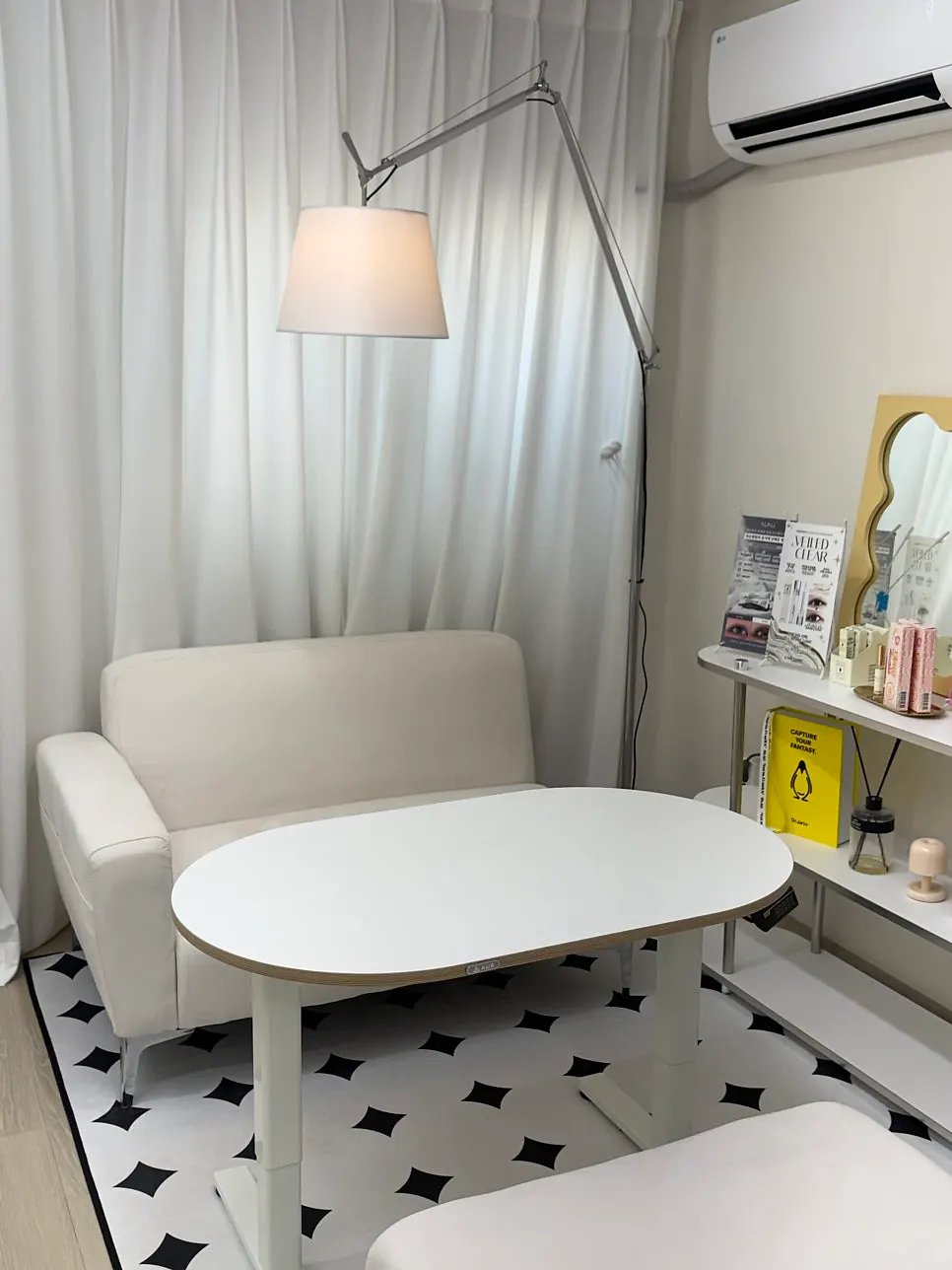 Trước cửa phòng 503 của Beauty Haze