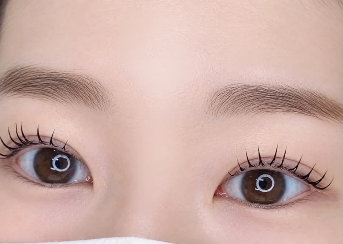 Nếp mi cong vút sau khi uốn cùng lớp mascara đen hoàn thiện