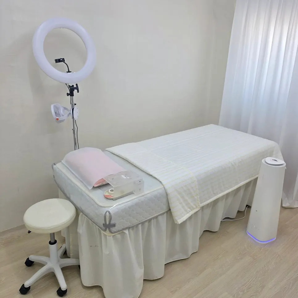 Lash treatment bed fitted with a ring light and mini fan