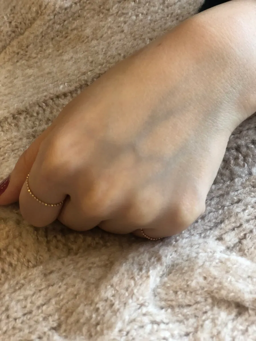 손등에 바른 너리싱 크림 제형