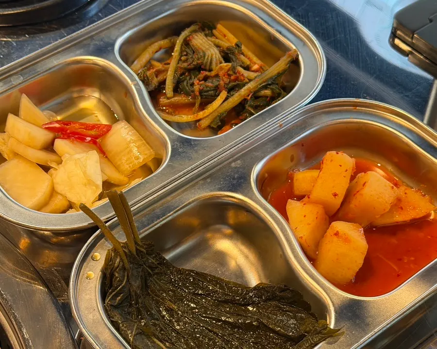 깍두기와 열무김치 등 밑반찬 한 상