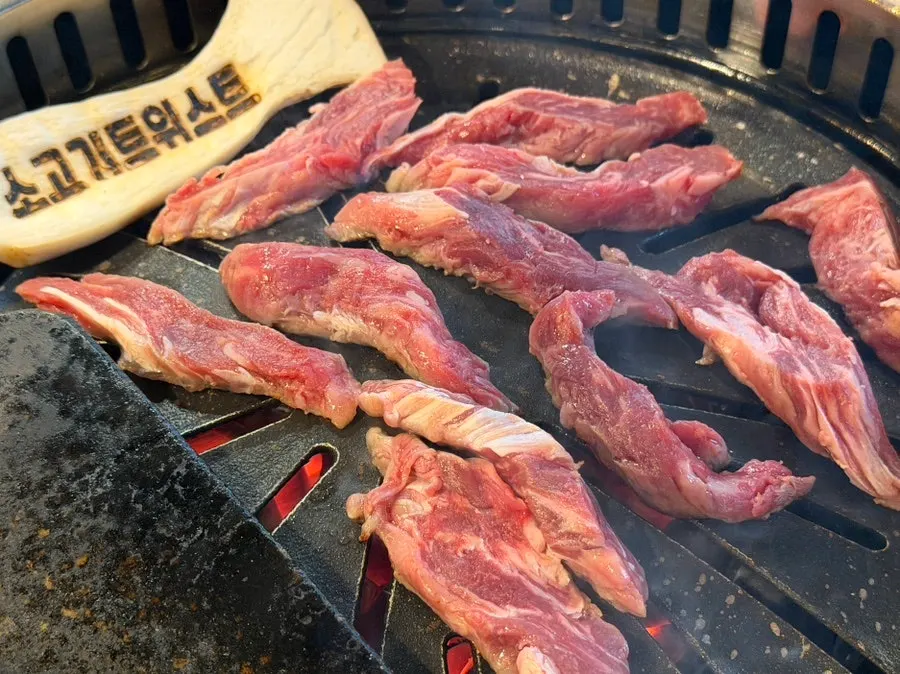 불판 위에 올린 소고기 여러 부위
