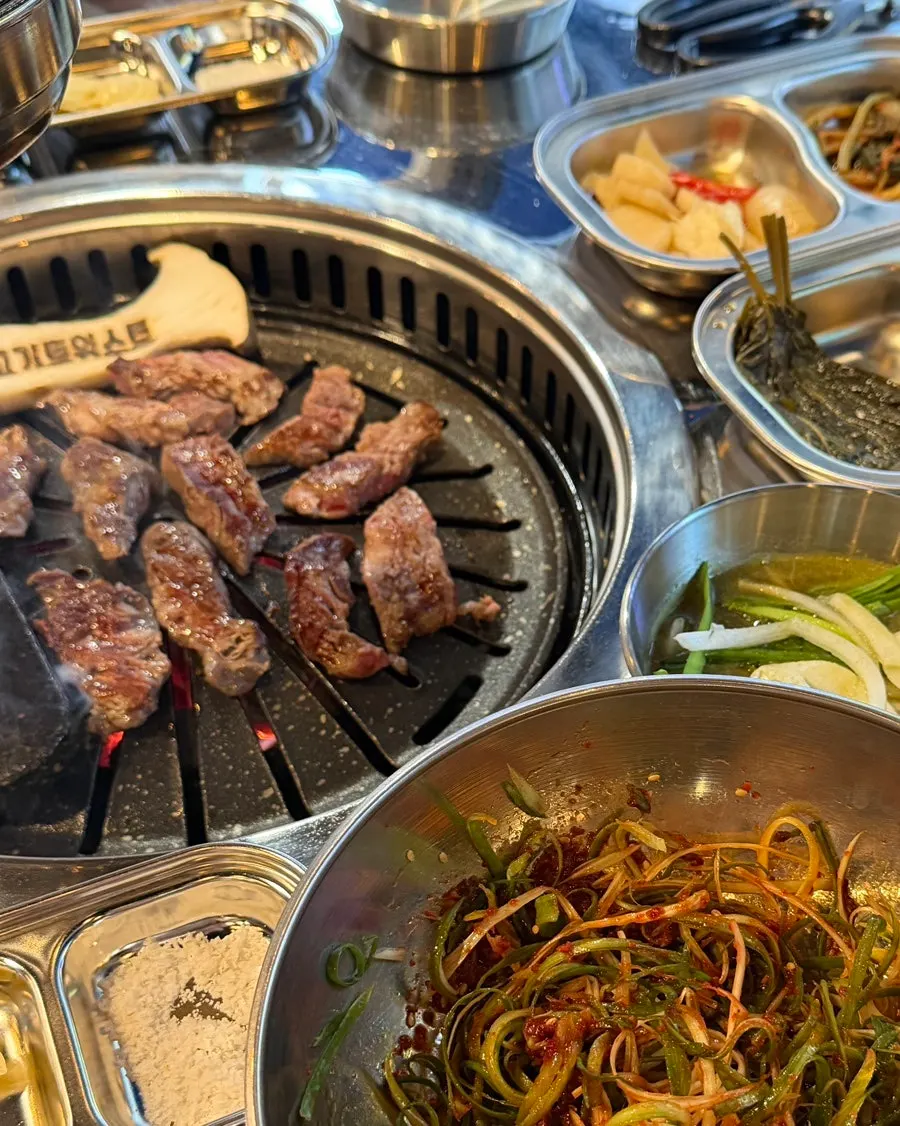 구운 소고기를 담은 접시 세로 사진