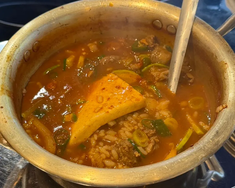 술잔을 맞대며 건배하는 모습