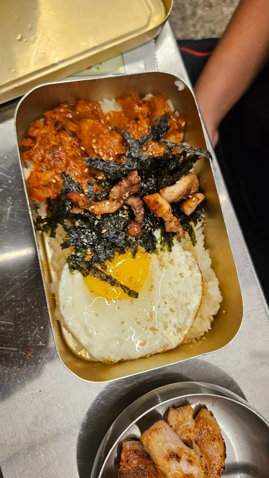 Nostalgic old-school lunchbox served in a tin container