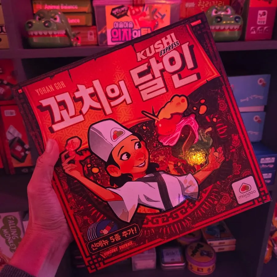 칵테일 잔과 함께한 테이블 풍경