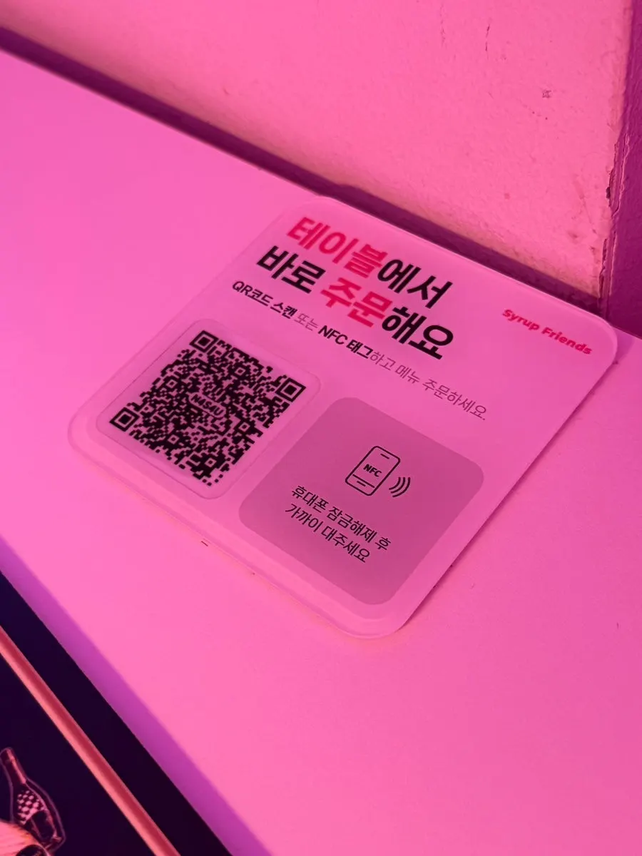 Meja lesehan di V-Lab Konkuk