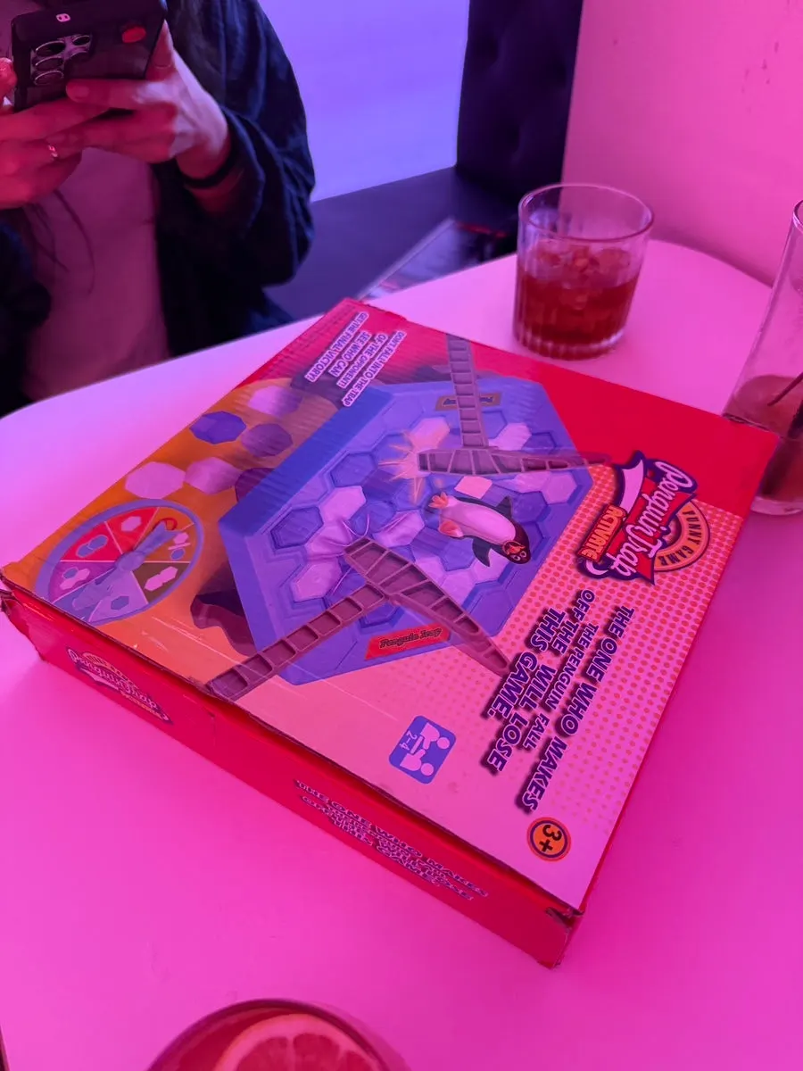 Teman minum koktail sambil main board game