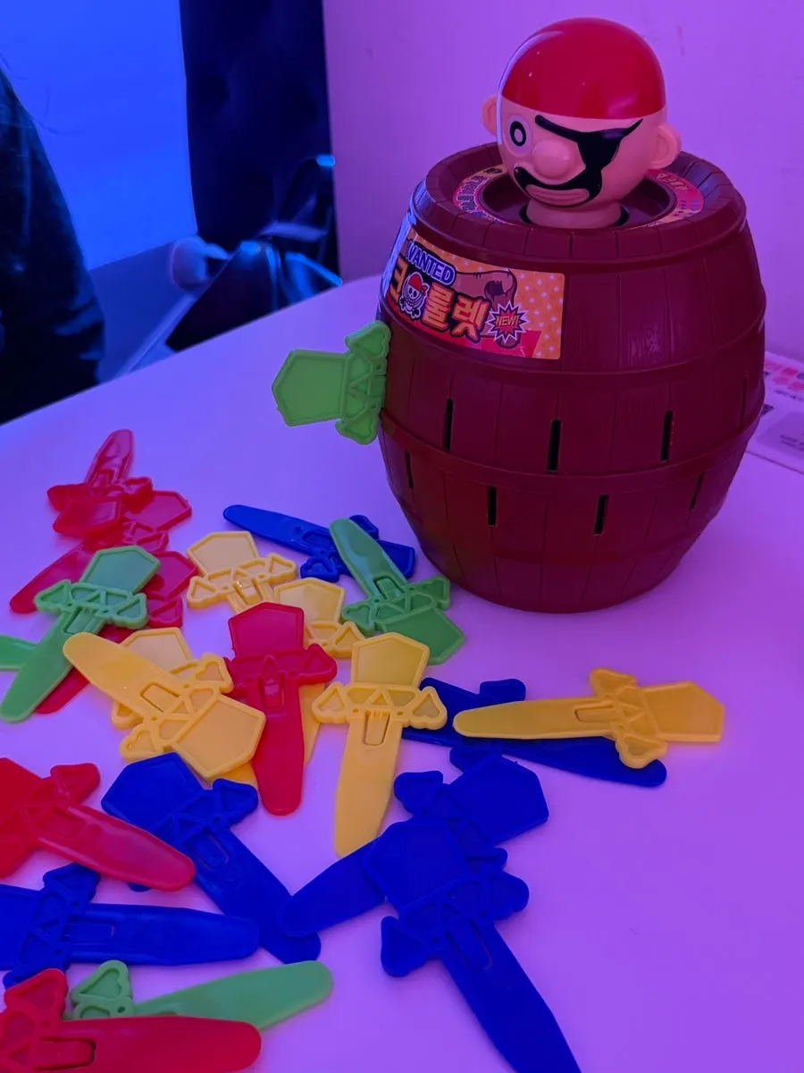 Koktail dan board game di atas meja V-Lab Konkuk
