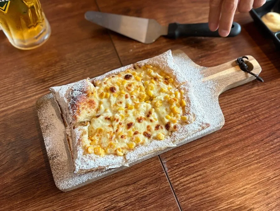 Half-size corn cheese pizza