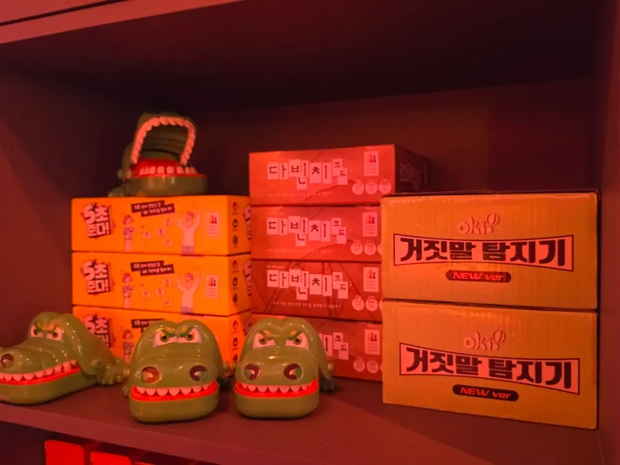 다빈치코드와 악어룰렛 등 보드게임 박스