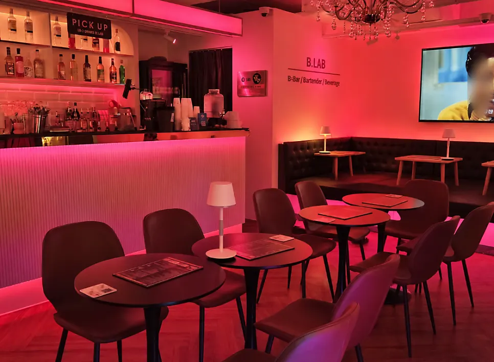 Seating at B-LAB Bangi with tables for 2–4 people