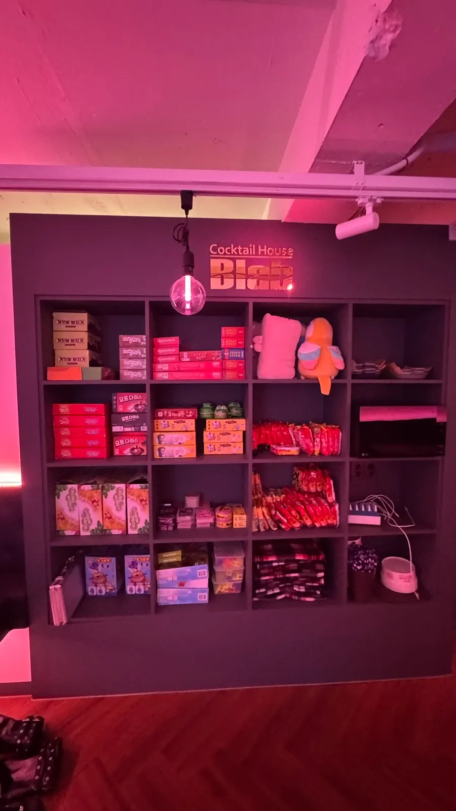 Gachapon machine and games at V-Lab Konkuk