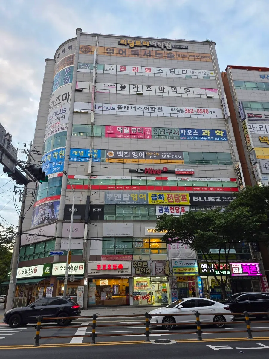 Entrance to the Bemontes Esthetic building on the 6th floor of Seongmun Tower, Hwamyeong-dong