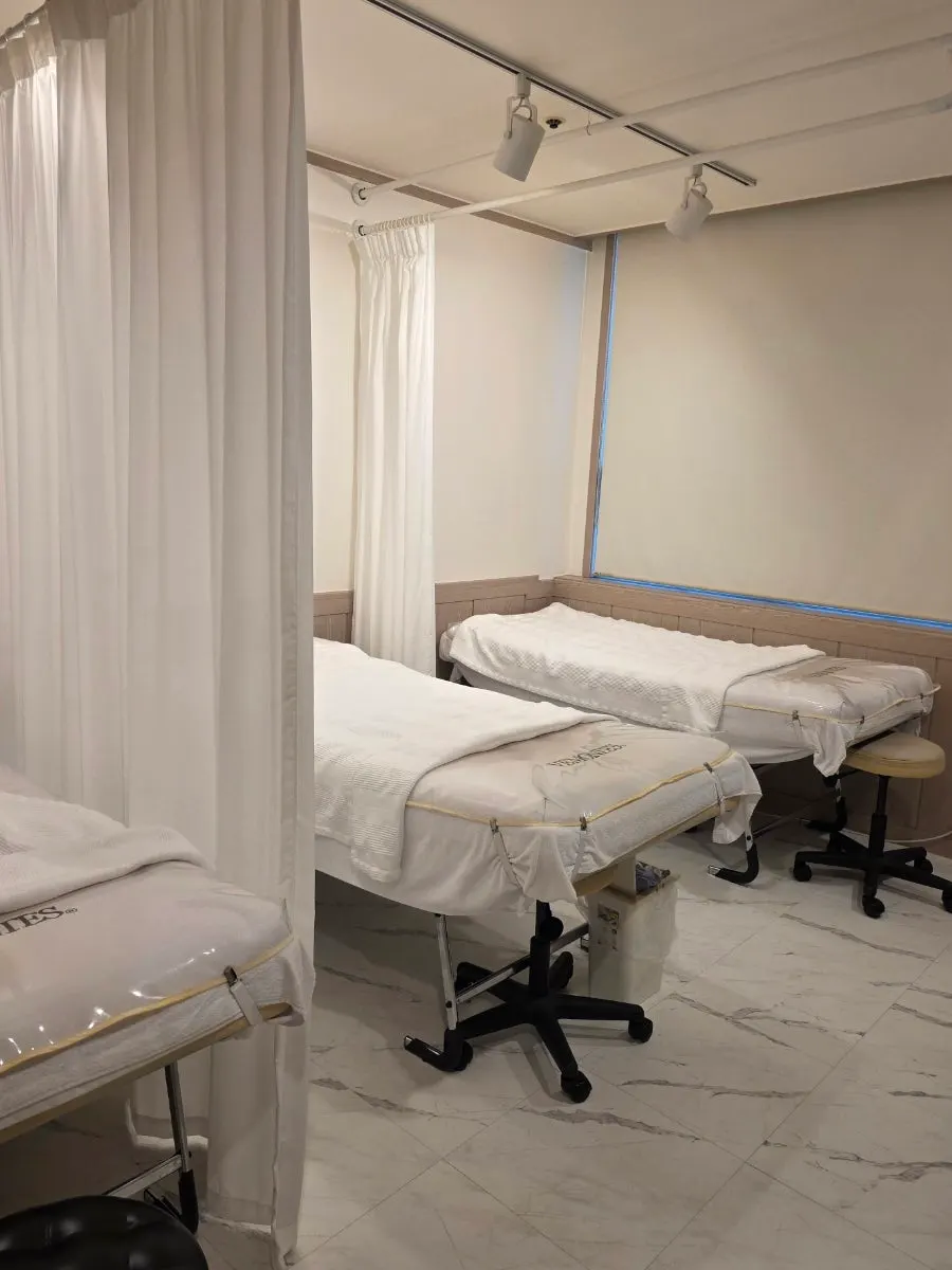 Personal lockers on one side of the treatment room