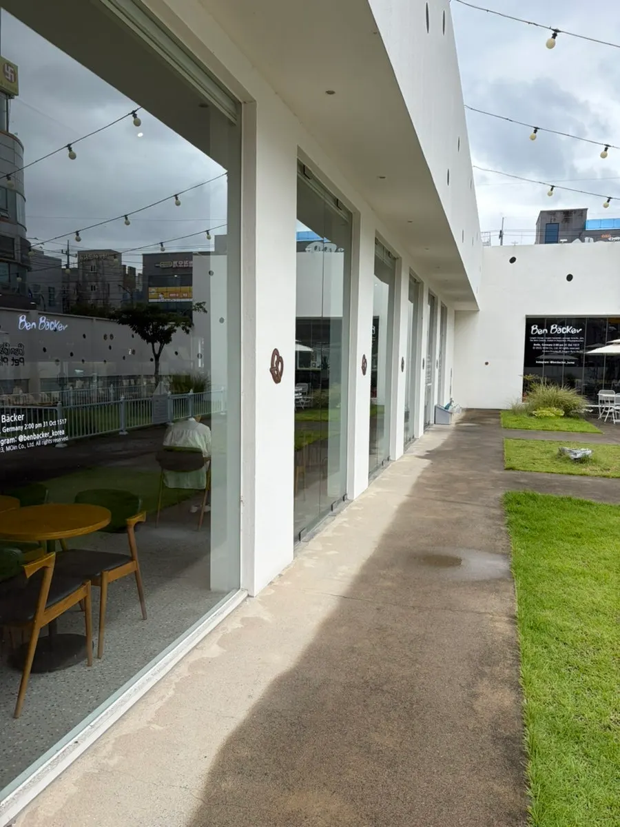 Outdoor terrace space at Bumvecker Cheonan Dujeong