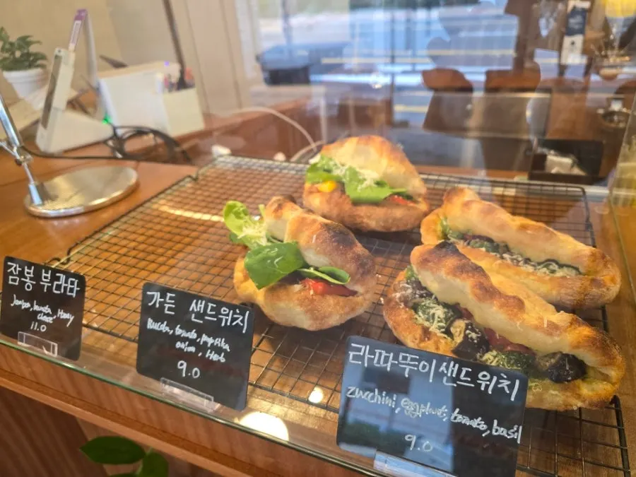 진열대에 놓인 베네또 샌드위치