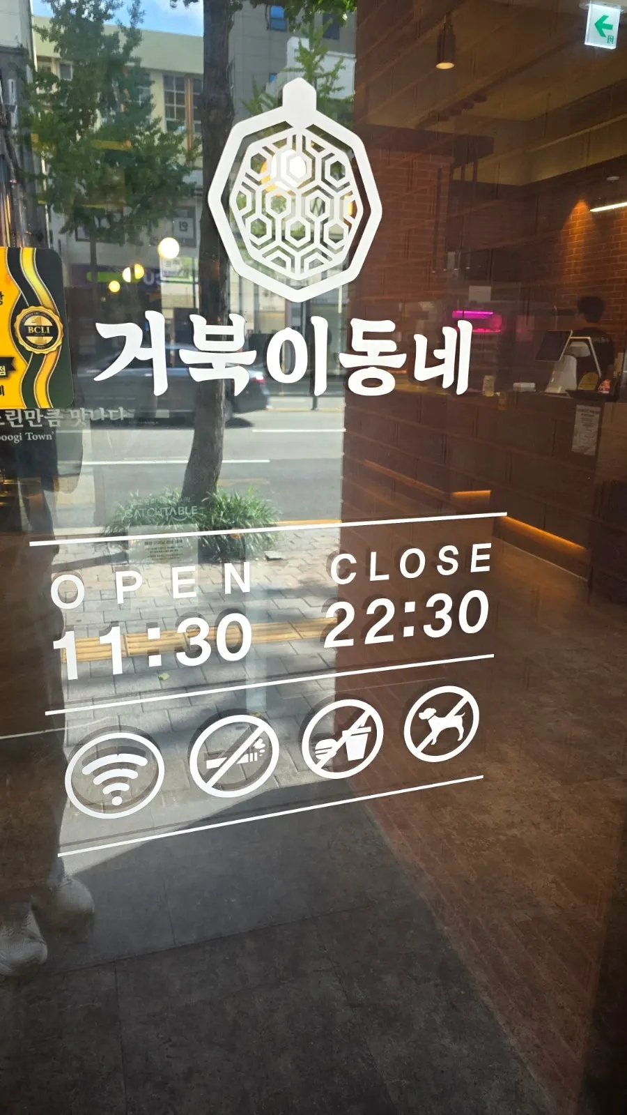 Restaurant hours sign